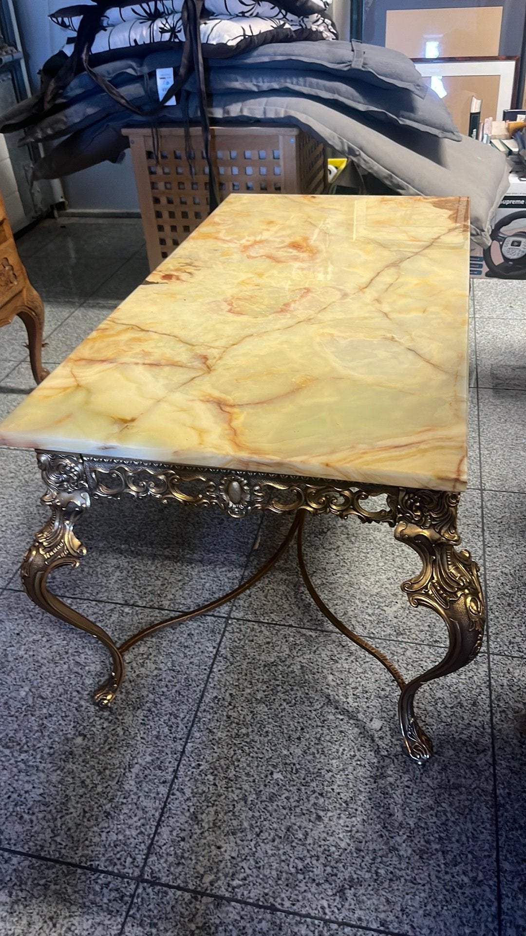 Klassieke marmeren salontafel met sierlijk bronzen onderstel, Antiek en Kunst, Ophalen