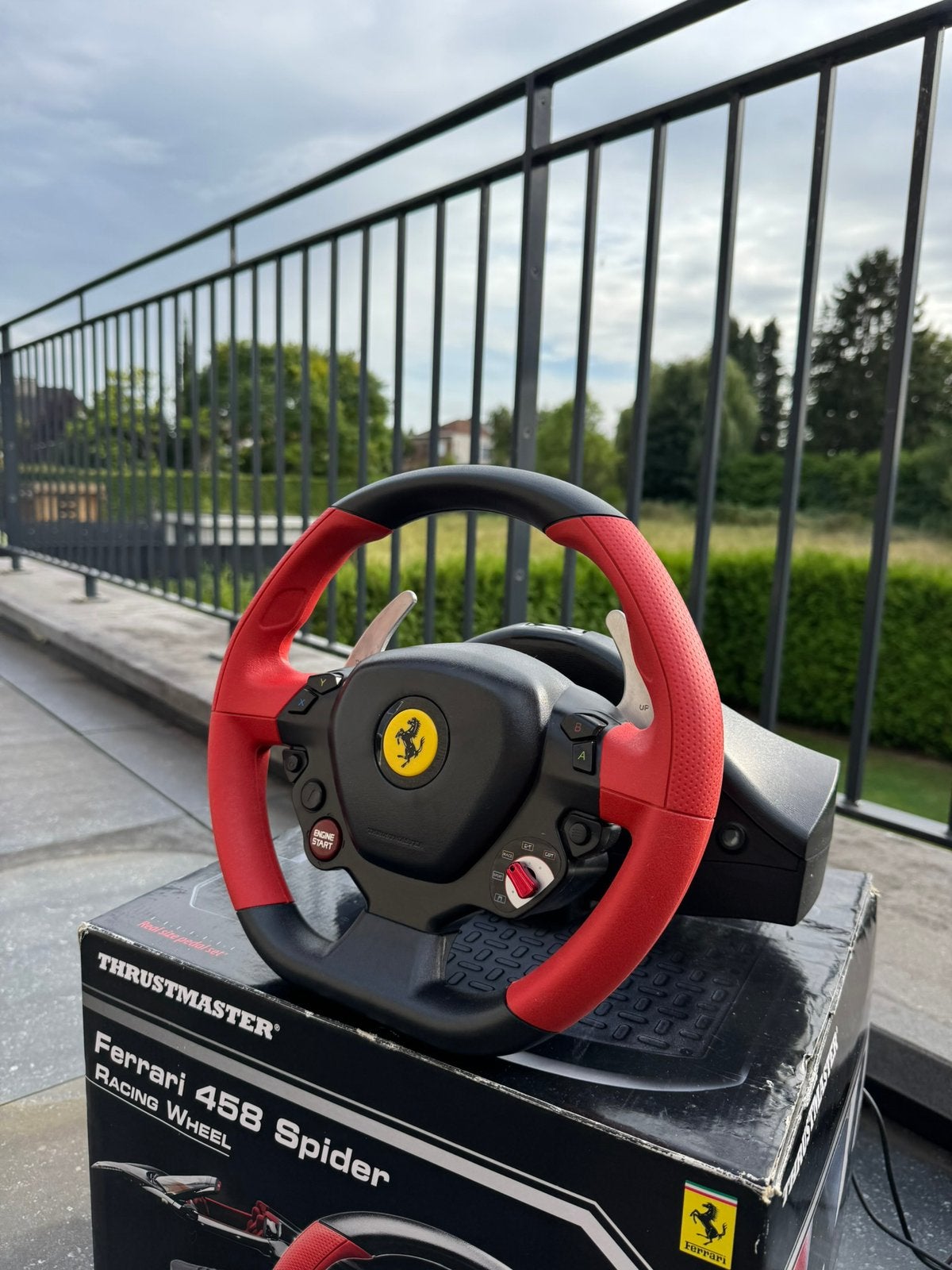 Volant + pédalier Thrustmaster Ferrari 458 Spider, Enlèvement ou Envoi, Comme neuf, Volant ou Accessoire de sport, Xbox One