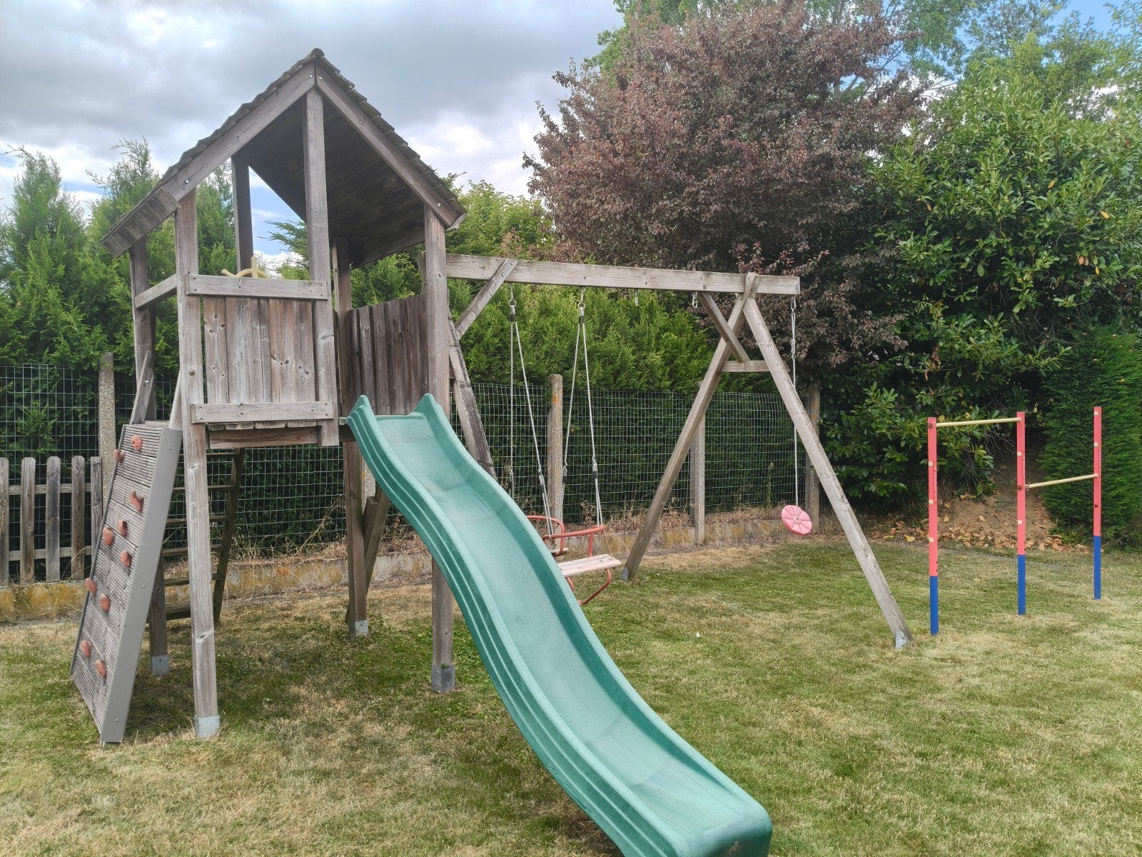 Speelhuis met glijbaan, klimmuur en schommel + rekstokken., Kinderen en Baby's, Ophalen, Schommel