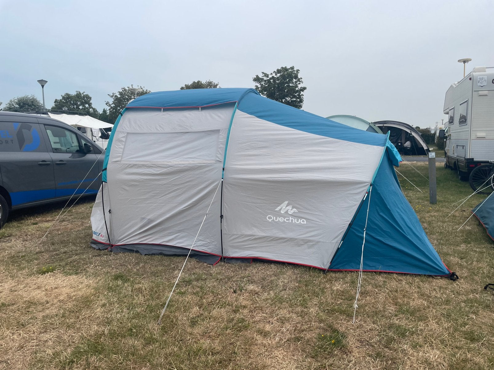 Tent Quechua met 1 slaapgedeelte GEEN black & fresh, Caravans en Kamperen, Ophalen, Zo goed als nieuw
