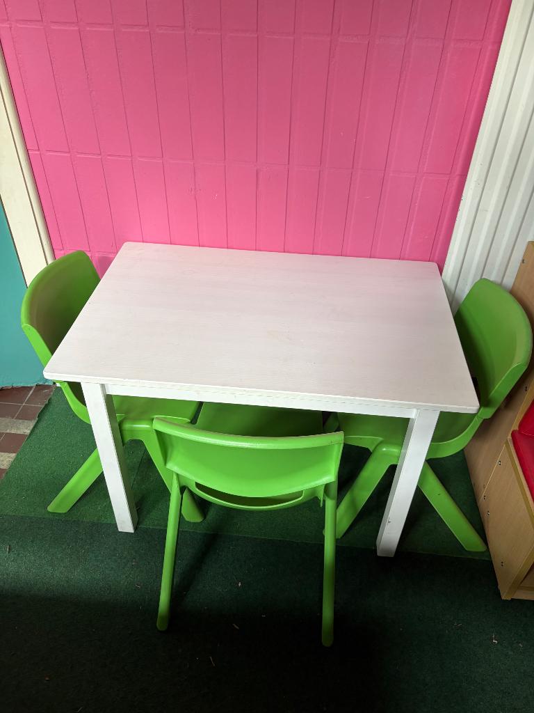 Kleutertafel met stoeltjes, Ophalen, Gebruikt, Tafel(s) en Stoel(en)