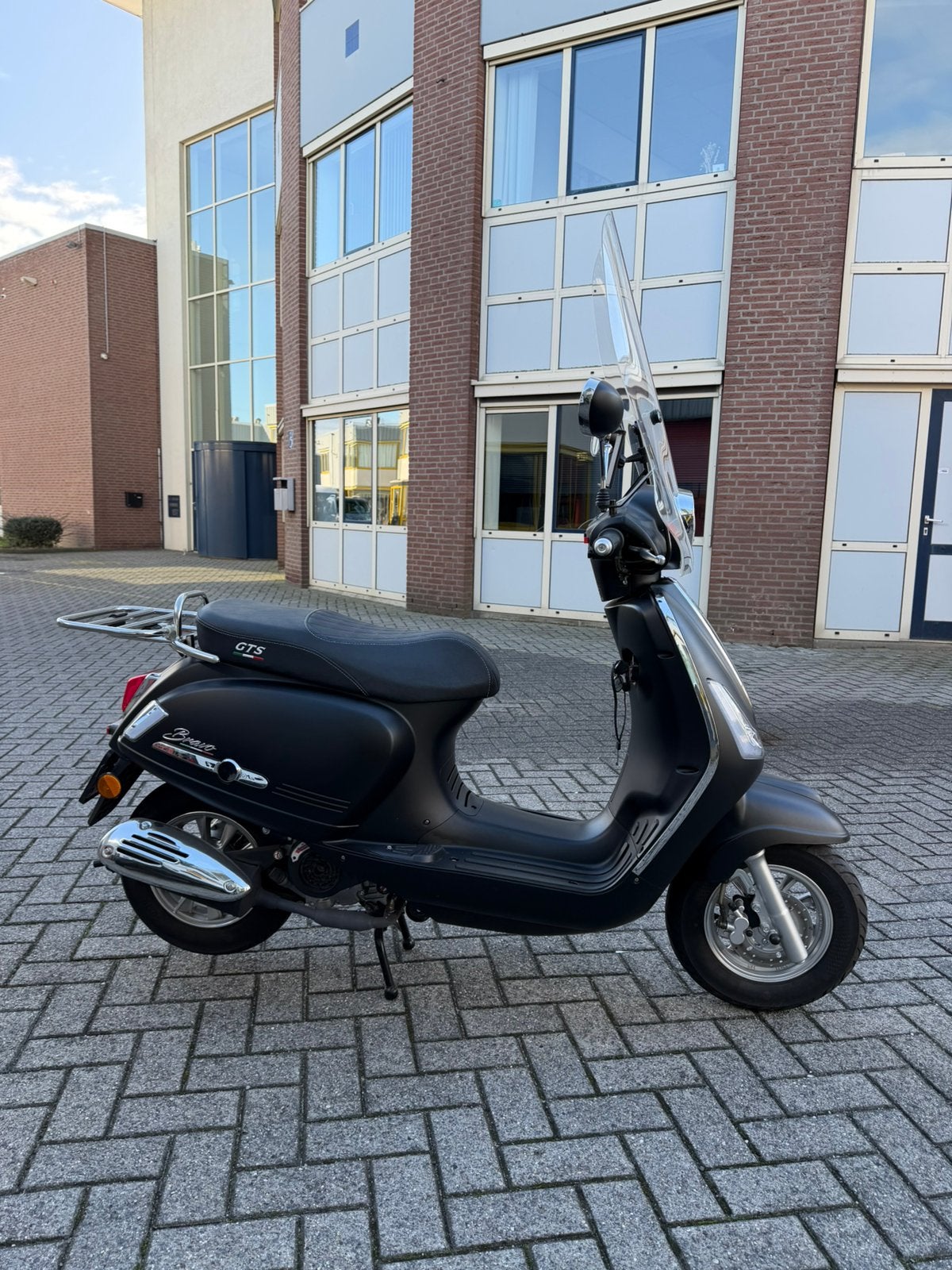 En parfait état GTS Bravo 50cc 1196 km Original 2023 Noir, Vélos & Vélomoteurs, Enlèvement ou Envoi, Comme neuf