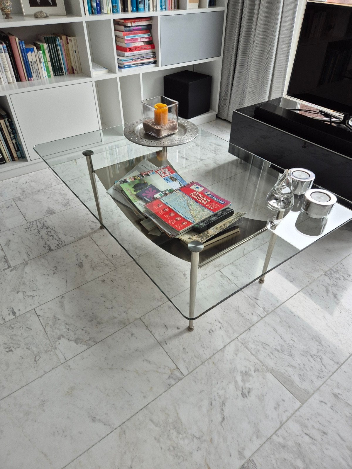 Moderne glazen salontafel met aluminium poten., Ophalen
