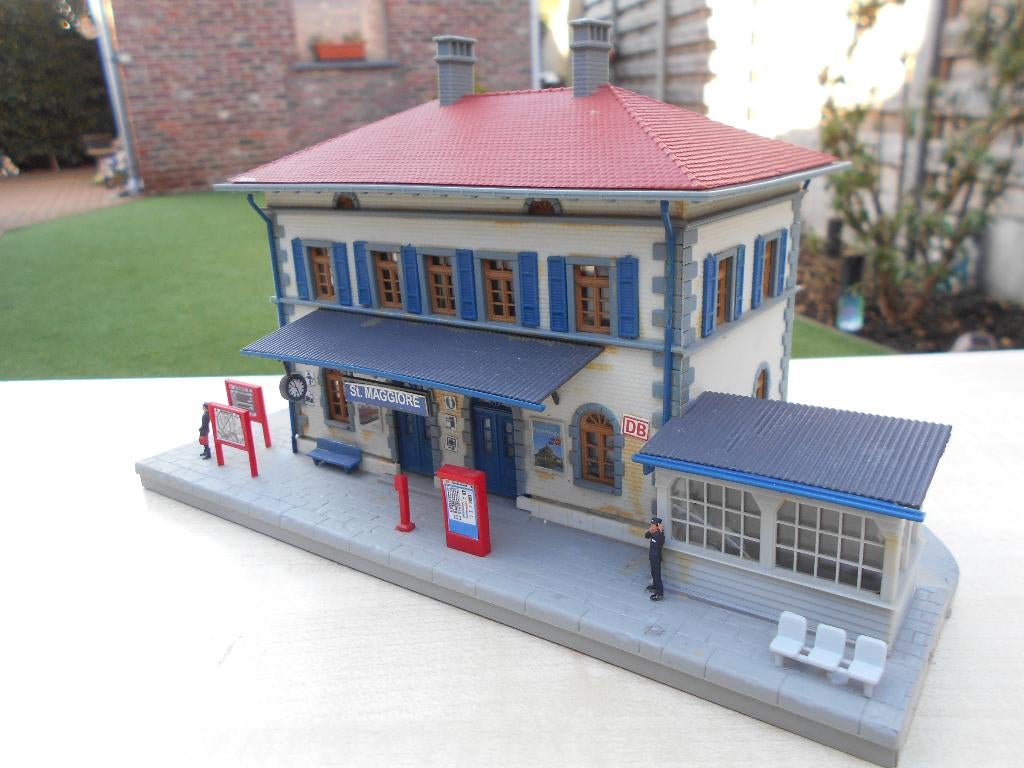 kibri H0 mooi station met figuren, Hobby en Vrije tijd, Ophalen of Verzenden, Zo goed als nieuw, Brug, Tunnel of Gebouw