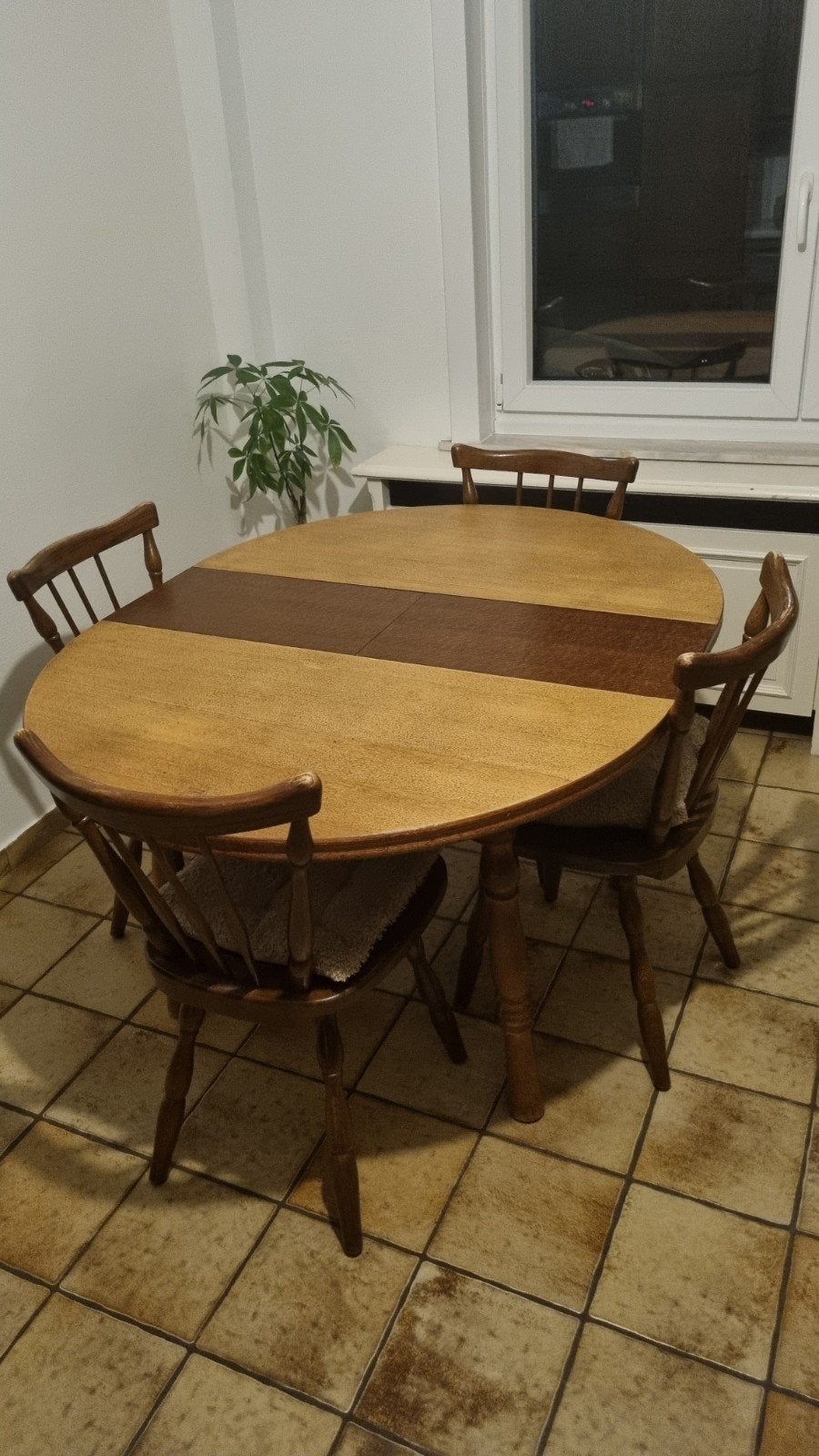 Ronde tafel en 4 stoelen, Ophalen