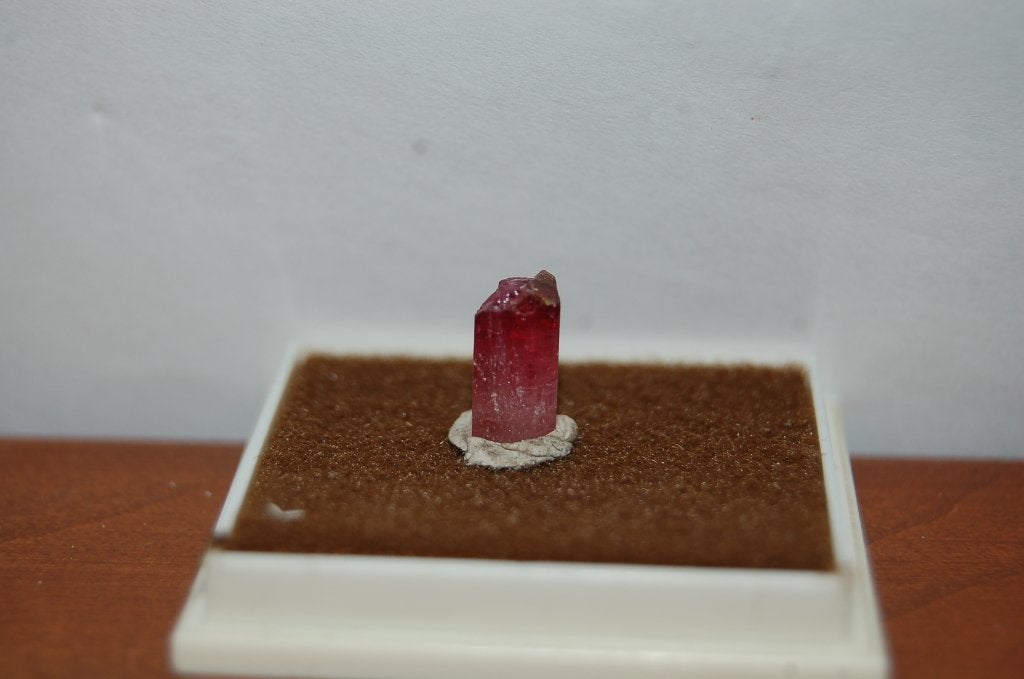 Toermalijn licht rood in display doosje half edelsteen, Ophalen of Verzenden, Nieuw