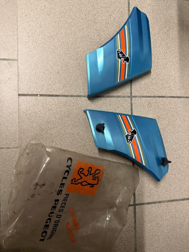 Caches latéraux Peugeot 102 neufs, Vélos & Vélomoteurs, Pièces de cyclomoteur | Général, Enlèvement ou Envoi, Neuf, Autres types