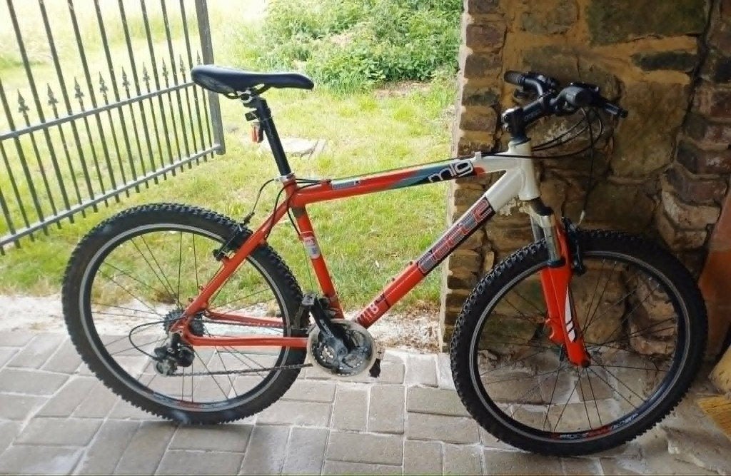 Vélo VTT rouge, blanc, gris, Vélos & Vélomoteurs, Vélos | Hommes | Vélos de sport & Vélo de randonnée, Utilisé, Autres marques