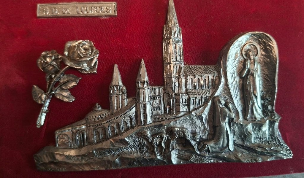Souvenir de Lourdes - Métal ciselé à la main et velours, Antiquités & Art, Enlèvement ou Envoi