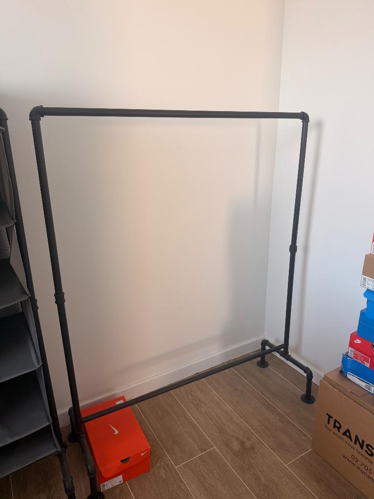 kledingrek Sklum, Ophalen, Zo goed als nieuw