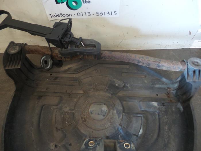 Hefmechniek Reservewiel van een BMW 3-Serie (3-Serie 98-), Gebruikt, -, -, Ophalen of Verzenden