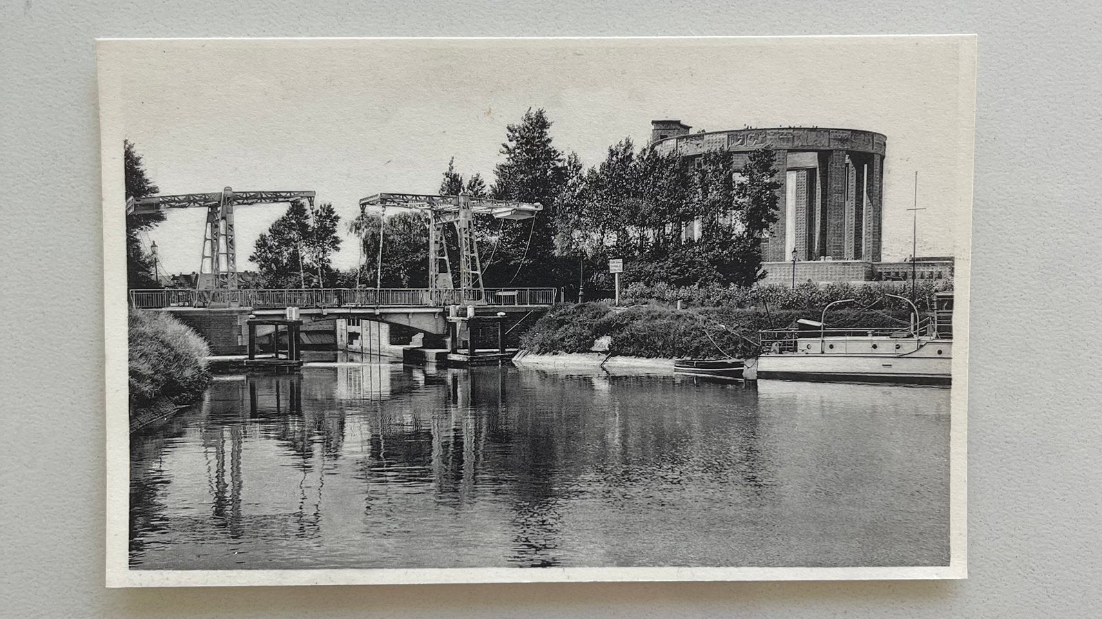 Postkaart Nieuwpoort  IJzergedenkteken & Sluizen, Ophalen of Verzenden