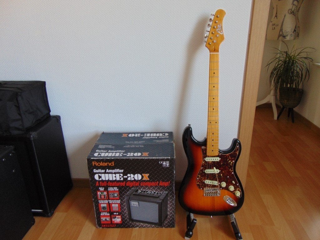 Eko Gitaar Stratocaster ST-401 + Versterker Roland Cube 20X, Musique & Instruments, Instruments à corde | Guitares | Basses, Enlèvement