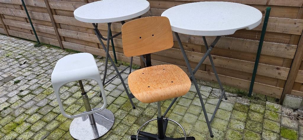 2 tables de bar et 2 tabourets de bar Très bon état--Urgence, Enlèvement, Comme neuf