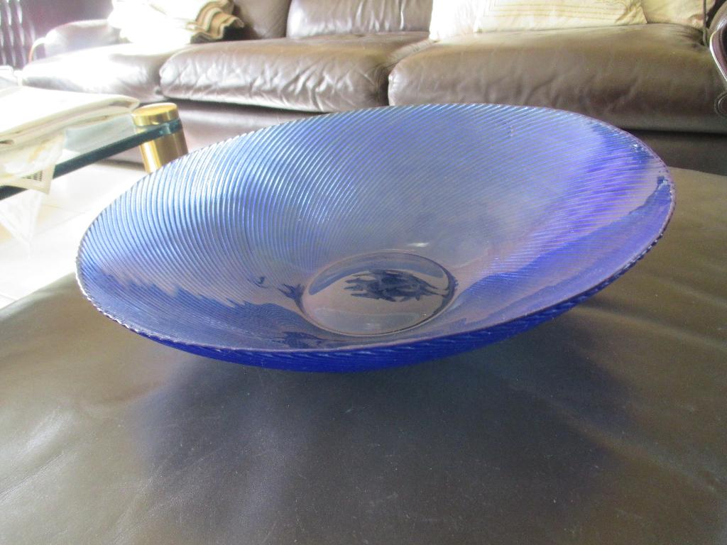 blauwe glazen schaal, Huis en Inrichting, Woonaccessoires | Schalen en Manden, Ophalen of Verzenden, Zo goed als nieuw, Glas, Schaal