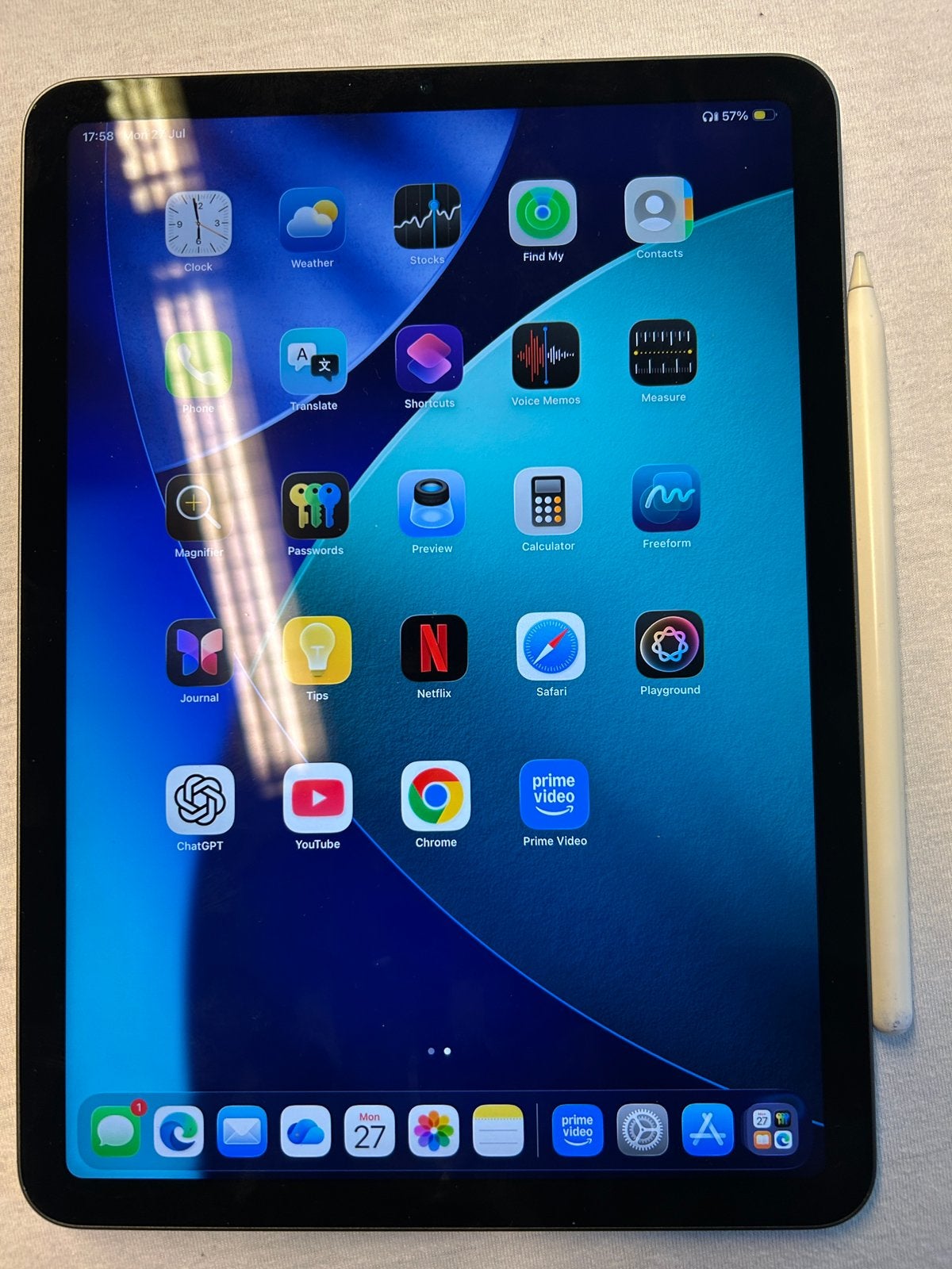 Apple iPad Air 5e generatie (M1-chip) - volledig pakket, Computers en Software, Apple iPads, Ophalen of Verzenden, Zo goed als nieuw