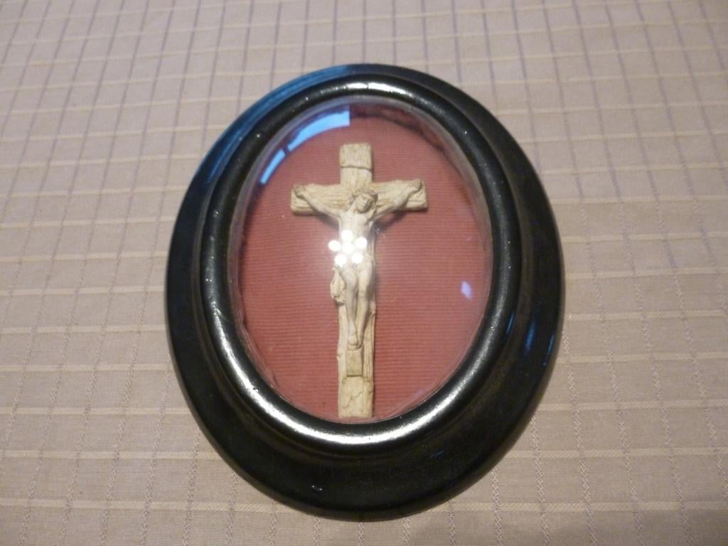 OUD KRUIS ACHTER GEBOGEN GLAS, Antiek en Kunst, Ophalen of Verzenden