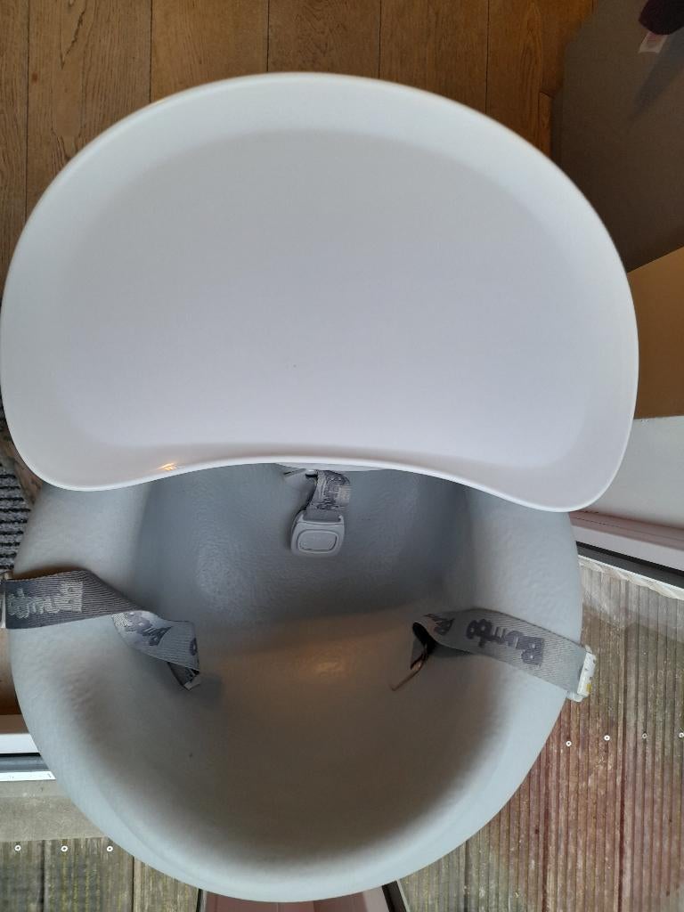 Bumbo babysit met tafel, Kinderen en Baby's, Overige Kinderen en Baby's, Ophalen, Zo goed als nieuw