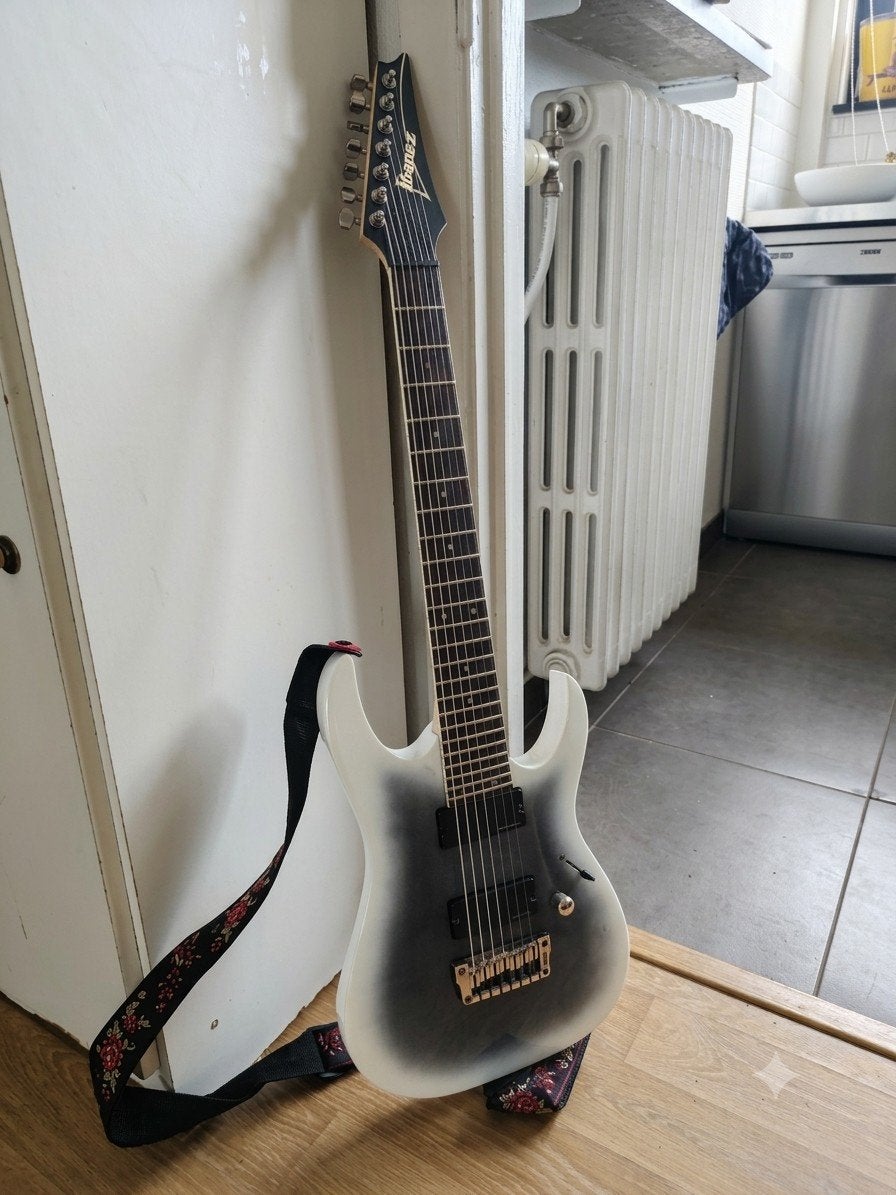 Ibanez RG 7 string met actieve Seymour Duncan Blackouts, Musique & Instruments, Instruments à corde | Guitares | Électriques, Enlèvement