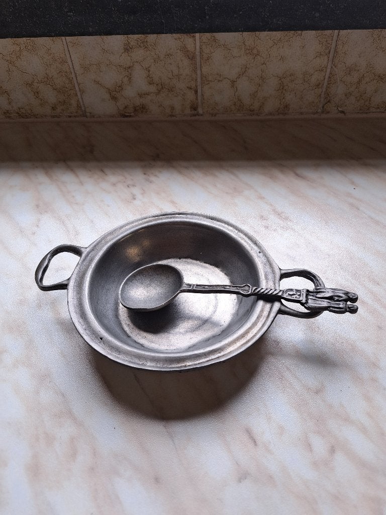 Tinnen schoteltje met lepel, Enlèvement