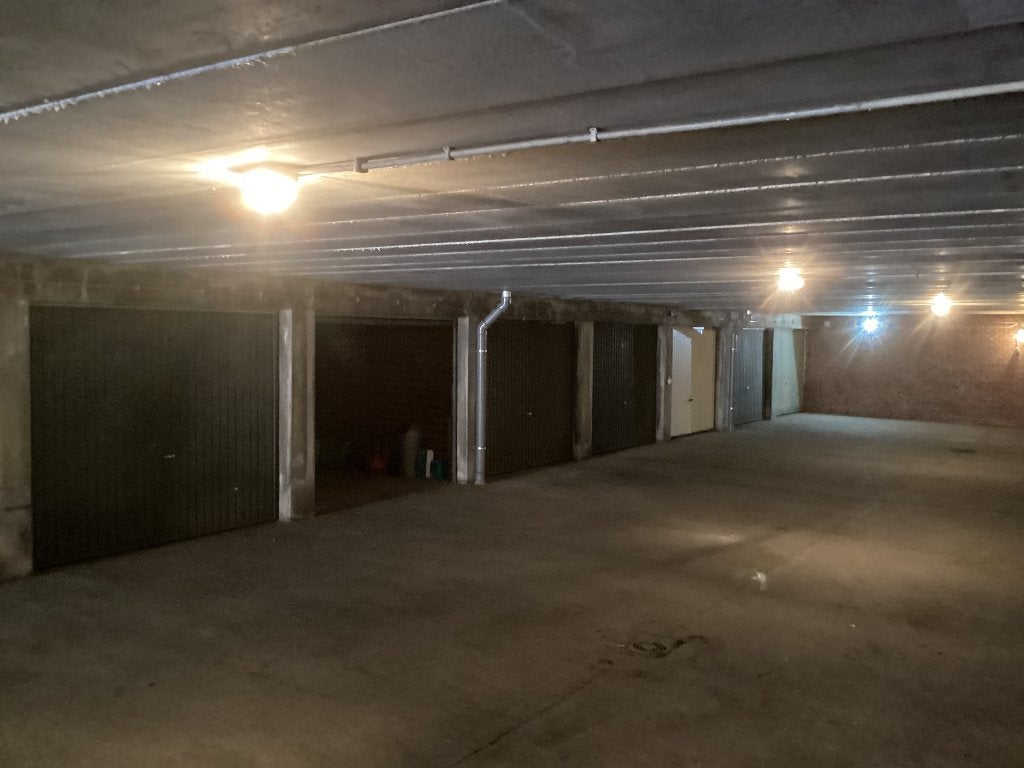 GARAGE VAN 6 METER TE HUUR CENTRUM BERCHEM, Immo, Garages & Places de parking, Anvers (ville)