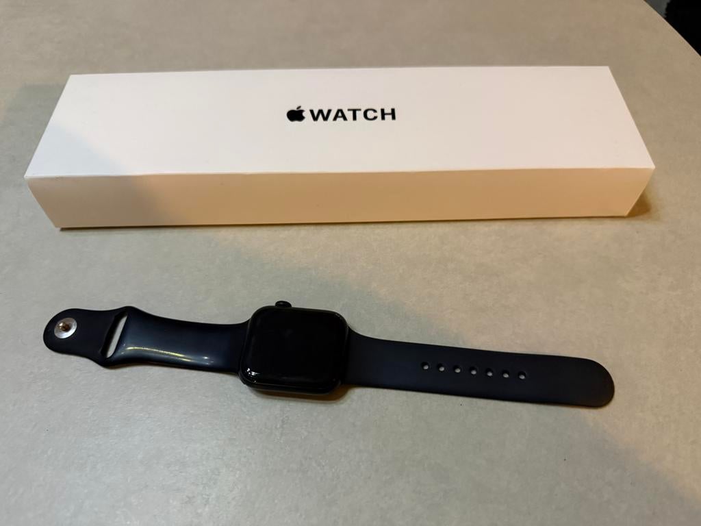 Apple Watch SE (GPS + Cellular) 2e Gen, Handtassen en Accessoires, Smartwatches, Zo goed als nieuw, iOS, Zwart, Afstand, Calorieverbanding