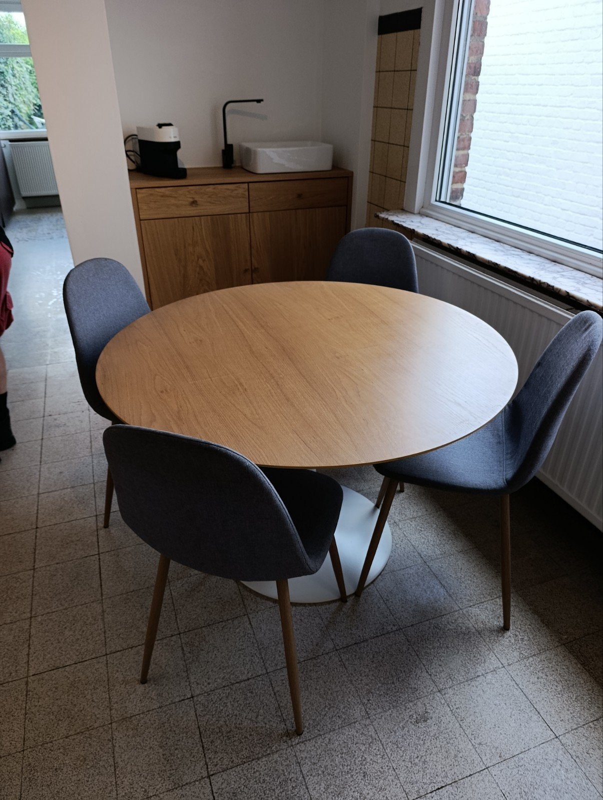 Mooie ronde tafel met 4 bijpassende stoelen, Ophalen