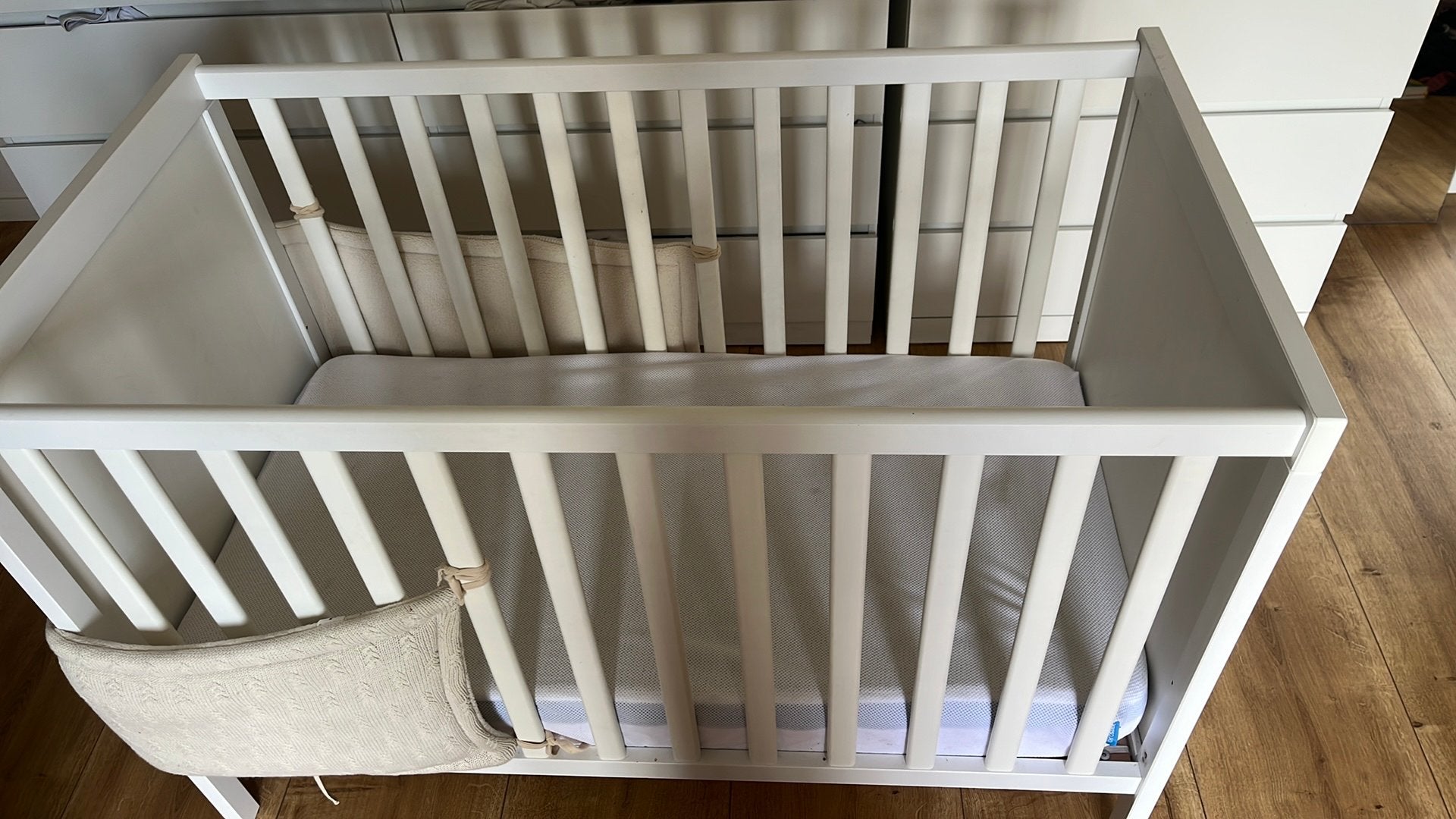 Ikea bed 120 x 60 cm en AEROSLEEP matras, matrasbeschermer, Ophalen, Zo goed als nieuw