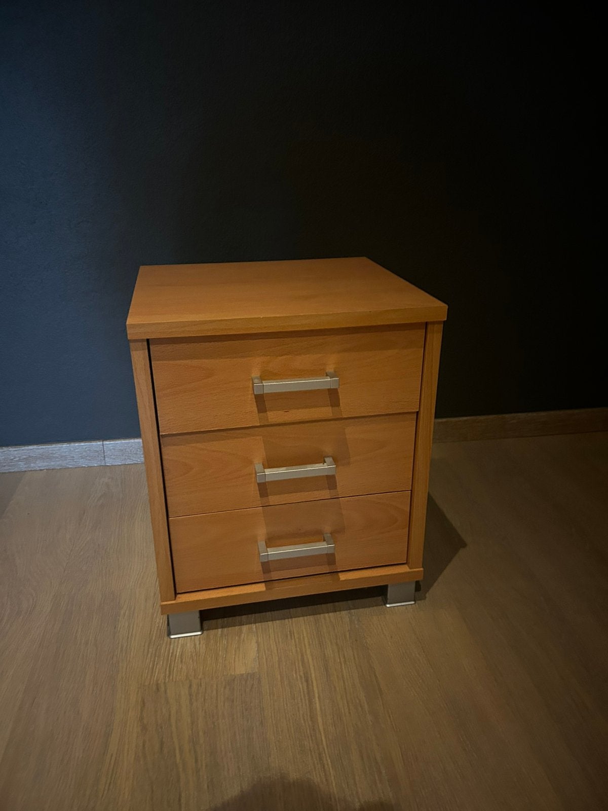 Nachtkastje met 3 lades – houtlook – goede staat, Ophalen, Zo goed als nieuw