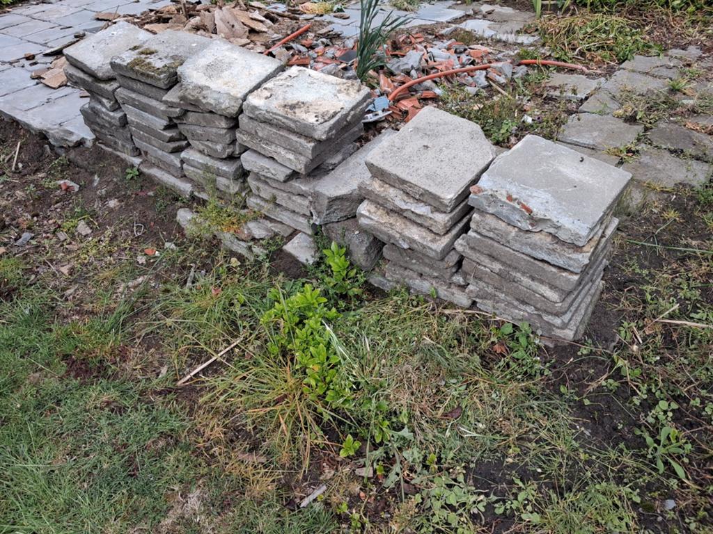 Environ 120 dalles en béton gratuites, Bricolage & Construction, Enlèvement