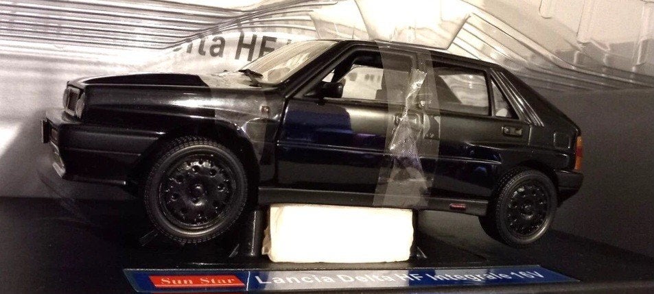 1/18 Lancia Delta HF Integrale 16V 1990 Sunstar, Hobby & Loisirs créatifs, Voitures miniatures | 1:18, Enlèvement ou Envoi, Comme neuf