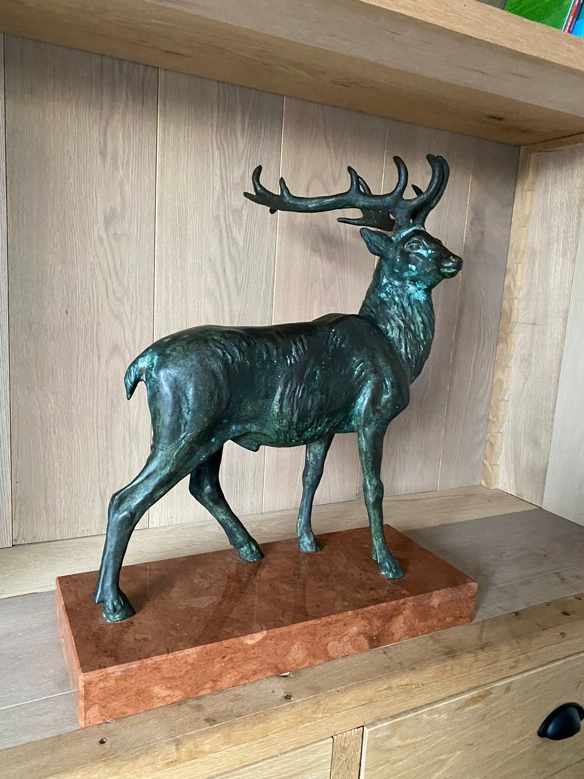 Bronzen Hert op natuursteen voet, Antiek en Kunst, Ophalen, Brons