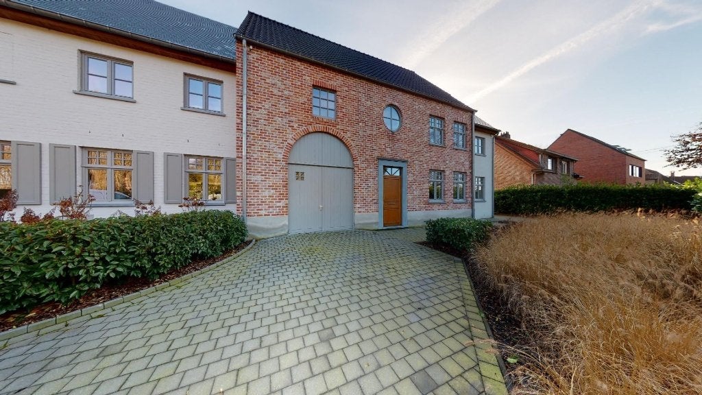 ZEER RUIME KWALITATIEVE WONING MET INPANDIGE GARAGE, 200 tot 500 m², 47 kWh/m²/jaar, 3 kamers, Tussenwoning