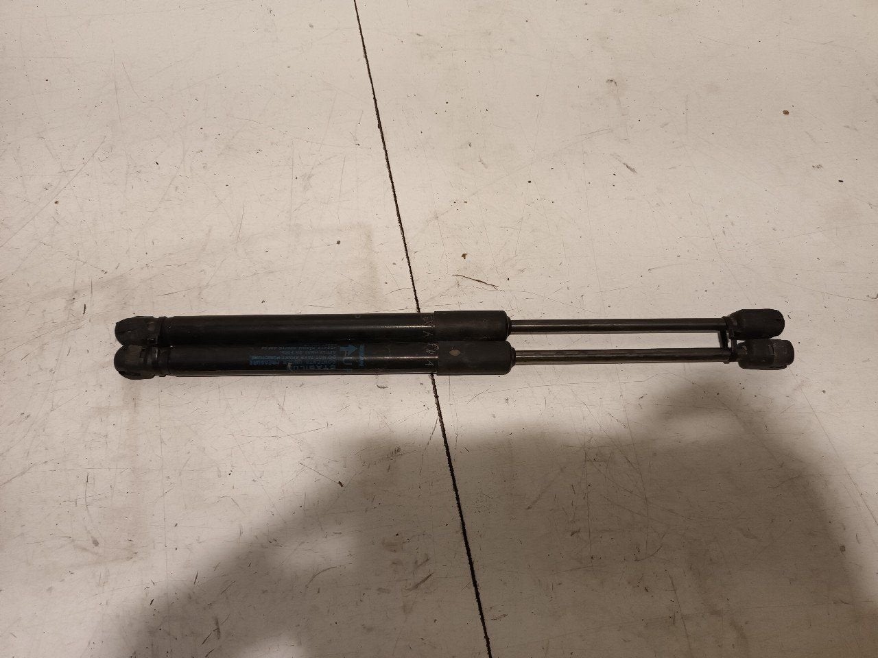 Gasdrukveerset achter Nissan Leaf, Onderdelen@venauto.nl, Van der Ven Autorecycling B.V., Gebruikt, Ettenseweg 76, 4706 PB Roosendaal, The Netherlands