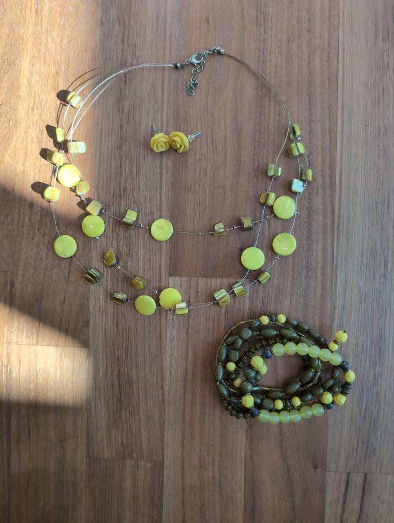 Set gele juweeltjes, Ophalen