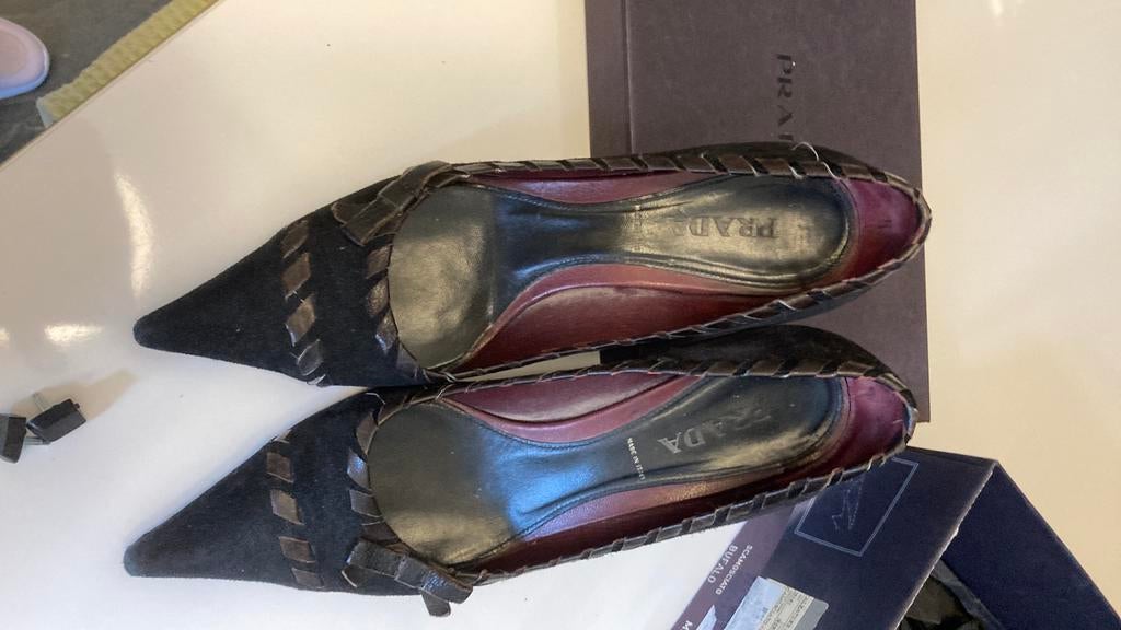 Prada dames, zwart daim, maat 38,5, extra herstel stukjes, Kleding | Dames, Schoenen, Ophalen, Gedragen, Zwart