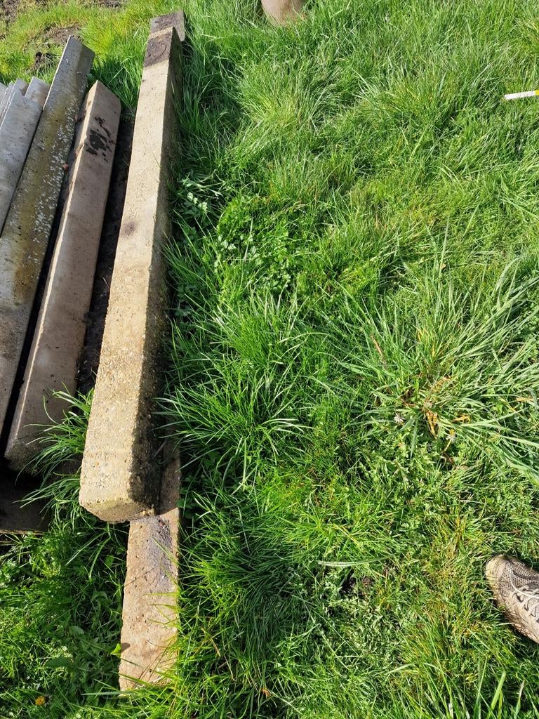 Betonnen paal met gaatjes om de 45 cm, Ophalen