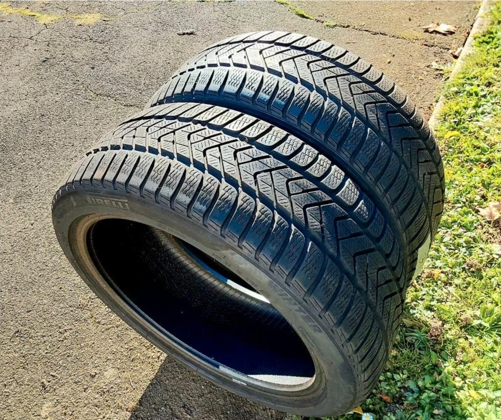 2 bons pneus hiver Pirelli 255/40-20, Autos : Pièces & Accessoires, Pneus hiver, 255 mm, Pneu(s), Enlèvement