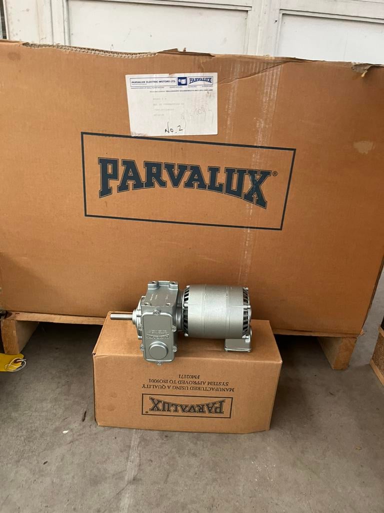 Moteur électrique PARVALUX + réducteur, Bricolage & Construction, Enlèvement ou Envoi, Moteur électrique