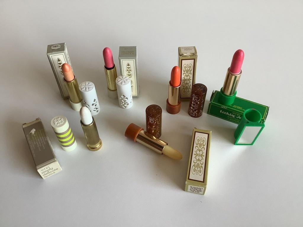 6 vintage Avon lipstick als nieuw in doosje, Ophalen of Verzenden, Zo goed als nieuw, Make-up, Overige kleuren
