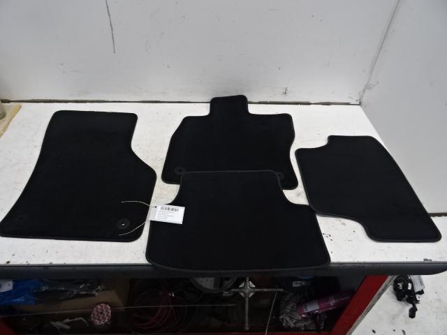 JEU DE TAPIS Volkswagen Golf VIII (CD1) (01-2019/-), Volkswagen, Mevr. I. Hauben, Utilisé, Rue de l'Espoir 34 34
4030  GRIVEGNÉE, BE