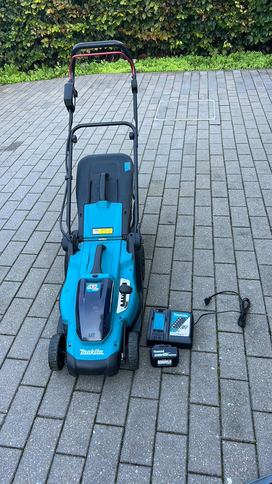 Tondeuse à gazon Makita avec batterie et chargeur inclus, Jardin & Terrasse, Enlèvement, Comme neuf, Tondeuses à gazon sur batterie