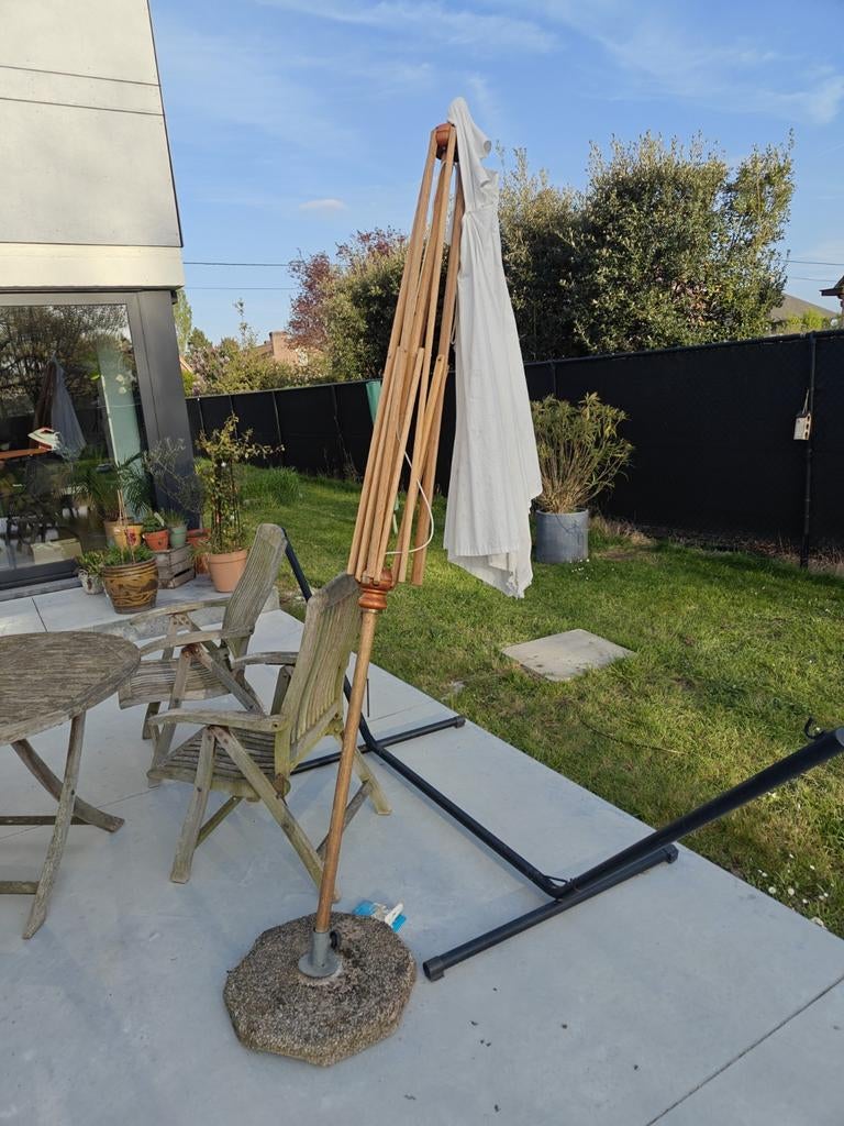 Gratis parasol met kapot zeil en voet die los zit, Tuin en Terras, Ophalen