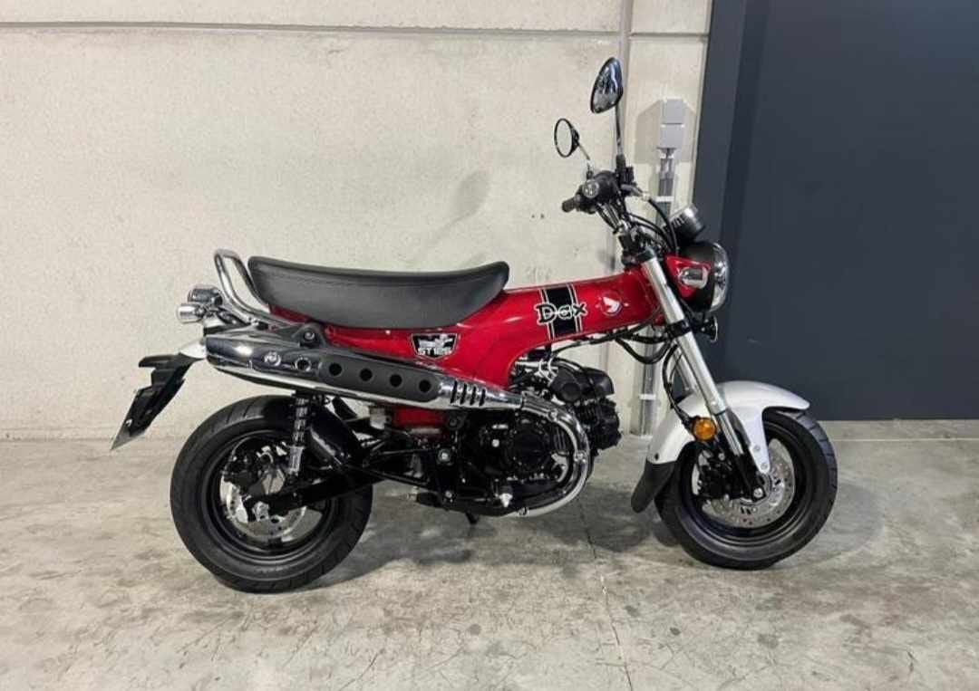 Honda dax van 2024 en 1180km in nieuwstaat, Fietsen en Brommers, Ophalen, Zo goed als nieuw