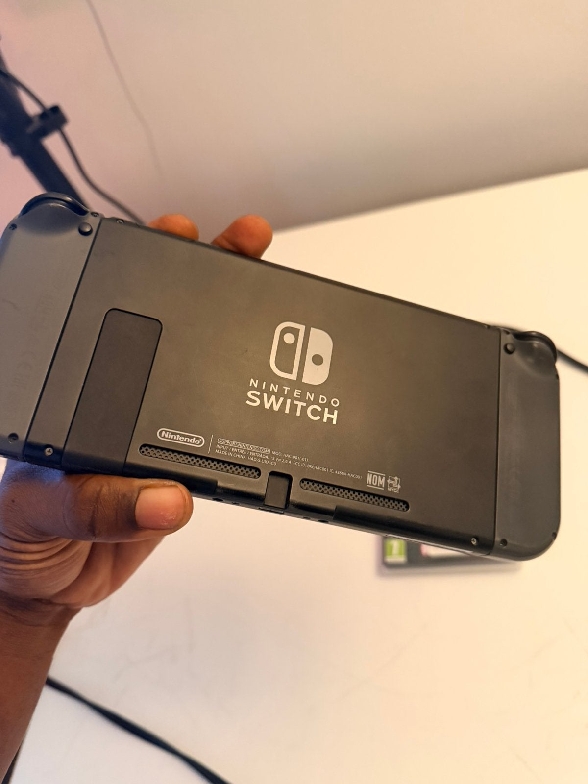 Nintendo Switch V2 (batterie améliorée) + Luigi's Mansion 2, Enlèvement, Utilisé