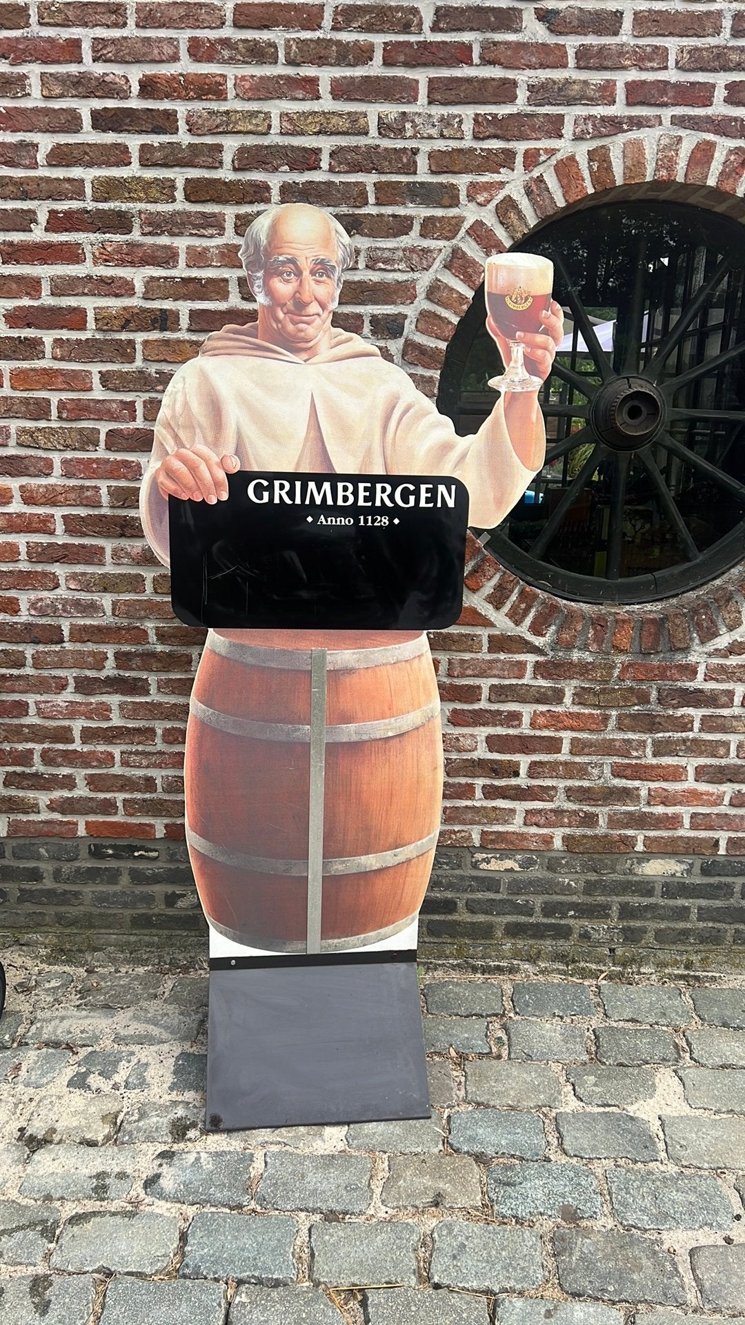 Levensgrote pater met krijtbord Grimbergen bier., Ophalen, Gebruikt, Reclamebord