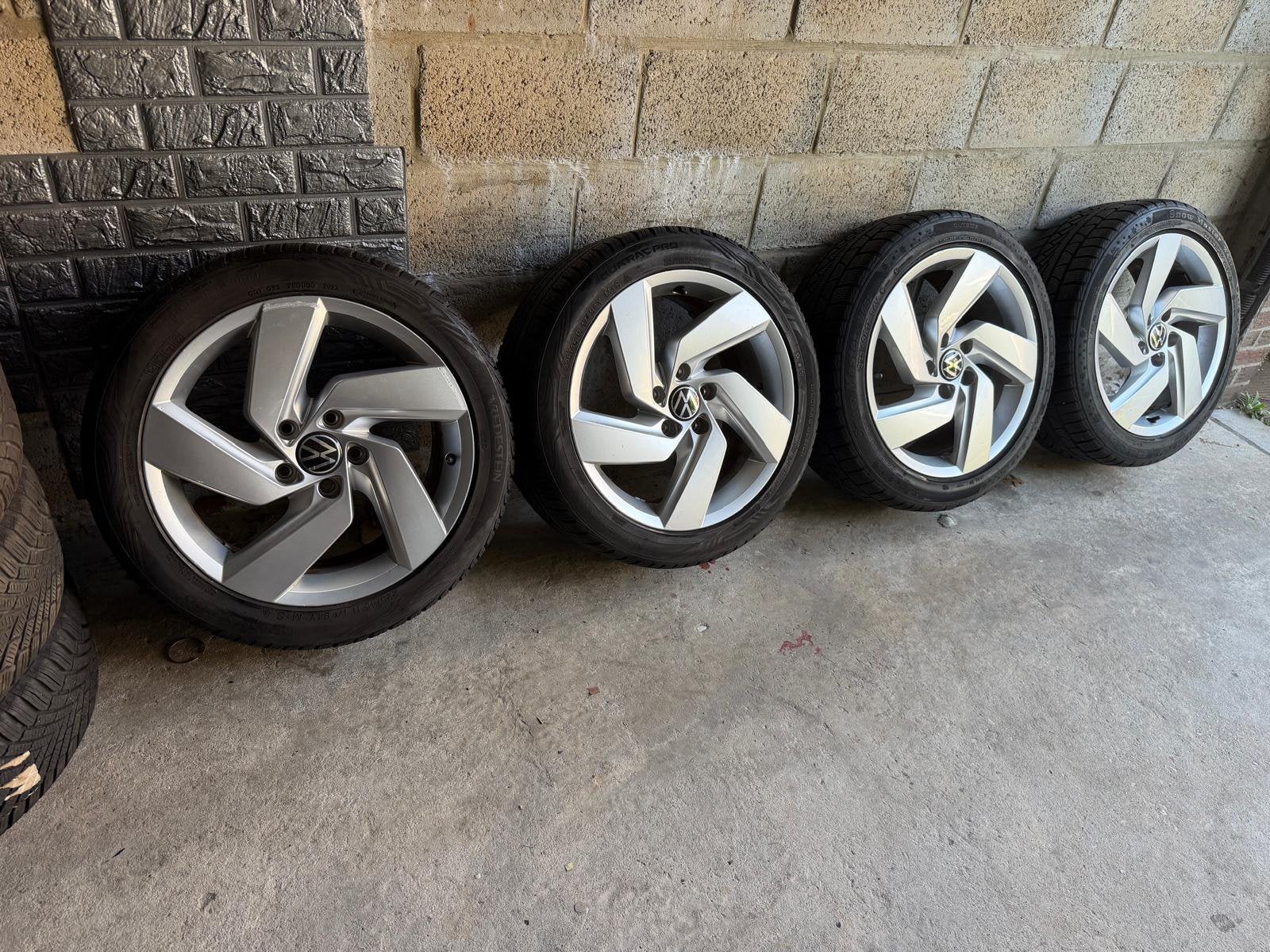 originele Volkswagen velgen met banden 225.45.17, Auto-onderdelen, Ophalen, Band(en)