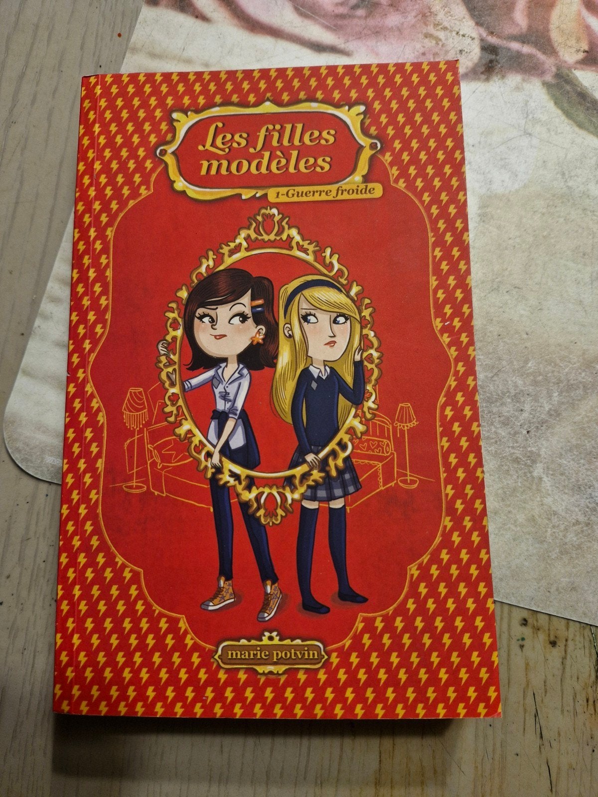 nouveau livre les filles modeles 1 guerre froide, Enlèvement ou Envoi, Neuf