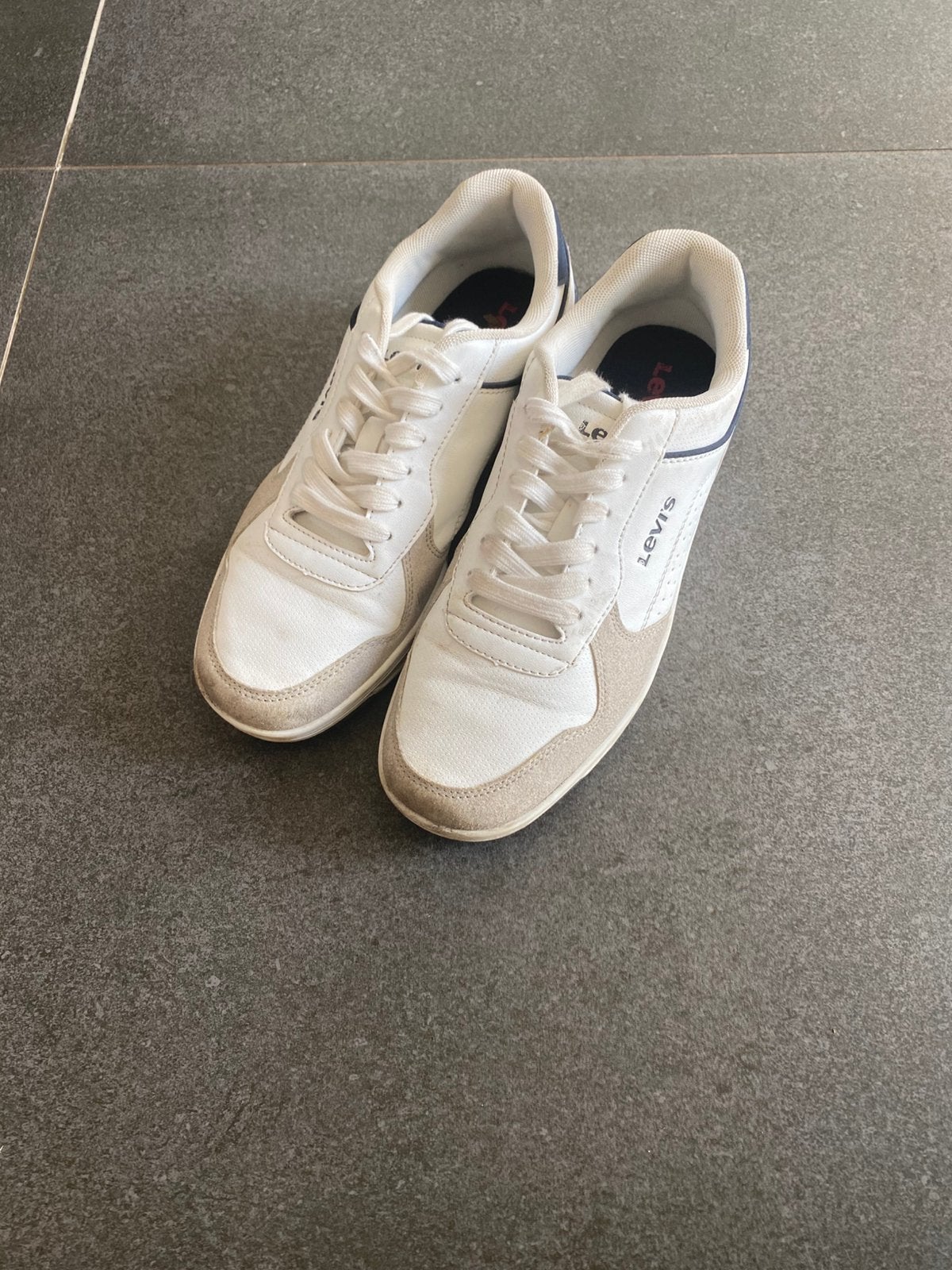 Levi's Witte Sneakers met Blauwe Details, Blauw, Ophalen of Verzenden, Zo goed als nieuw, Sneakers