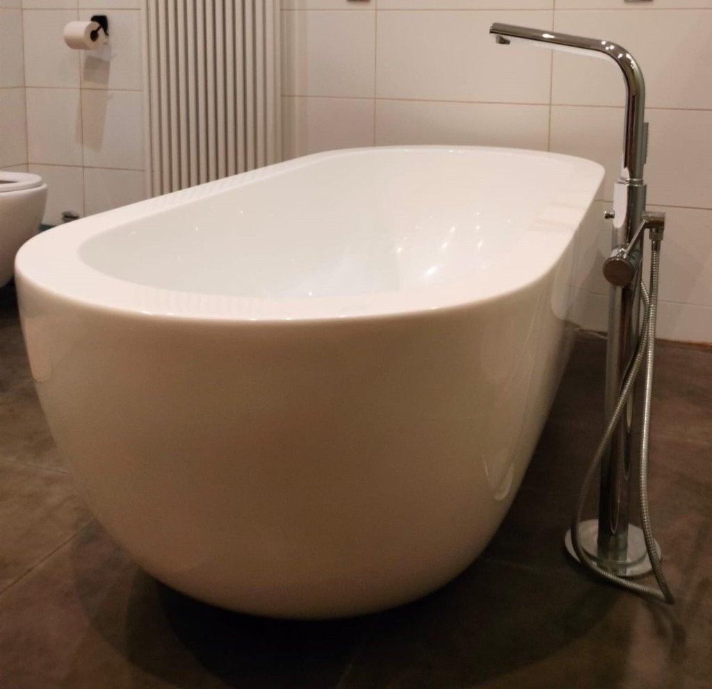 Vrijstaand bad + vrijstaande badkraan, Huis en Inrichting, Badkamer | Badkamermeubels, Ophalen, 75 cm of meer, Zo goed als nieuw